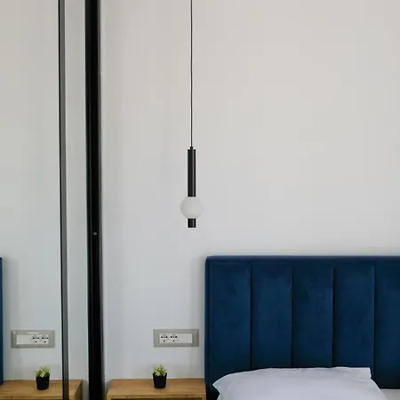 Apartment 2e Center *