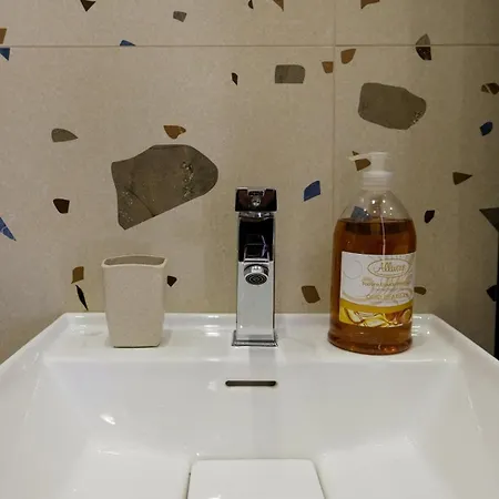 Apartment 2e Center *